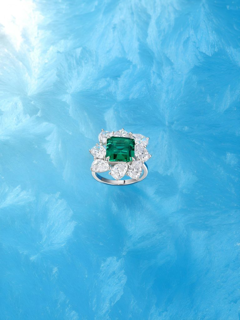Bague émeraude taille émeraude à Dubaï avec des diamants étincelants et un luxe raffiné.