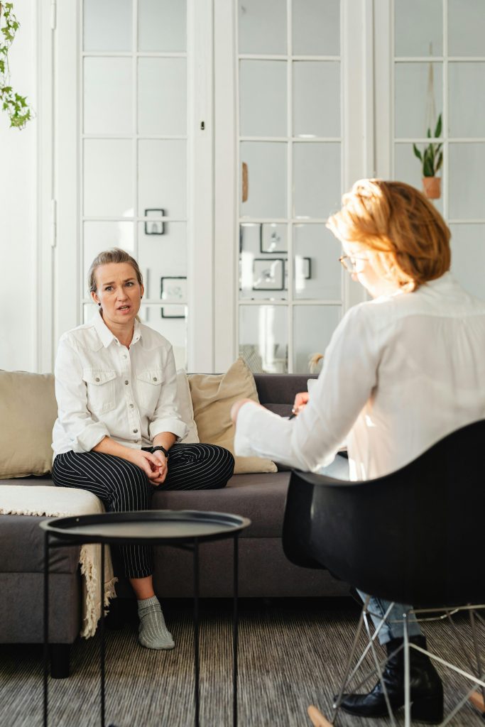 Une femme en thérapie, engagée dans une discussion avec un thérapeute professionnel.