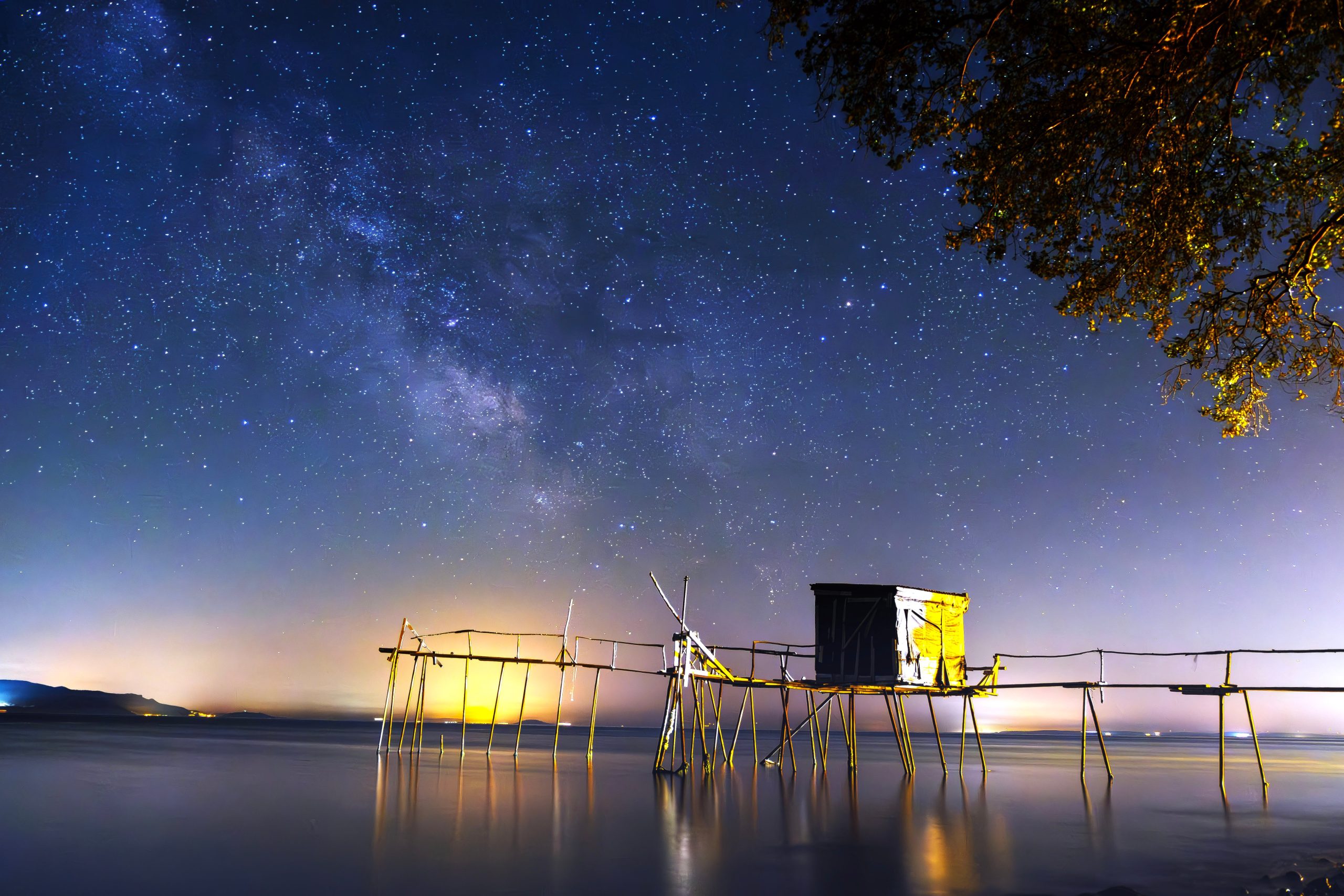 Serene view of a fishing hut under a starry sky along the Tekirdağ coast in Türkiye. Vue sereine d'une cabane de pêche sous un ciel étoilé le long de la côte de Tekirdağ en Türkiye.