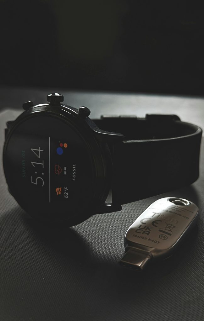 Close-up of a smartwatch and USB gadget with sleek design, perfect for tech enthusiasts. Gros plan sur une montre intelligente et un gadget USB au design épuré, parfait pour les passionnés de technologie.