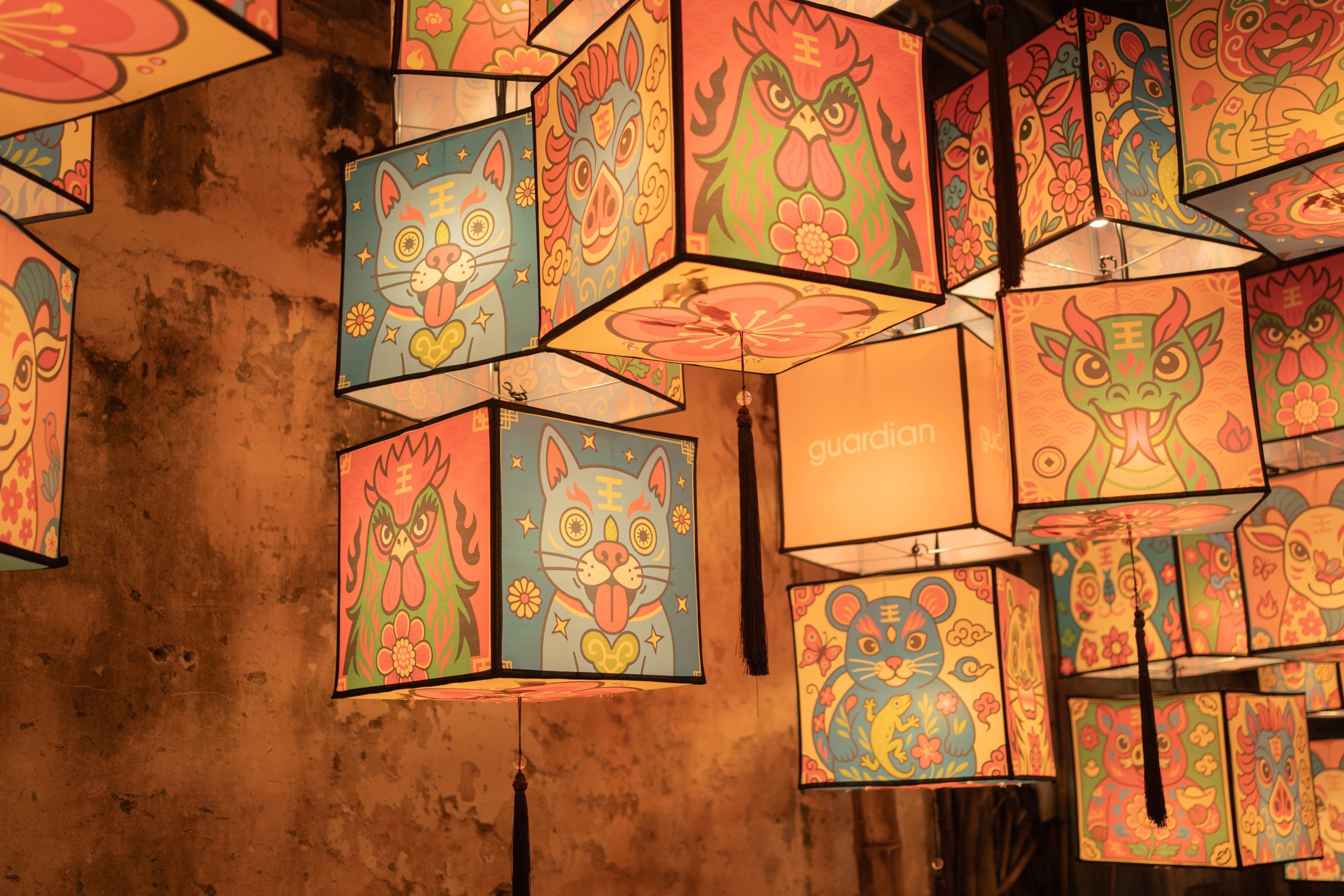 Vibrant paper lanterns with colorful animal designs, perfect for festive decor. Lanternes en papier vibrant avec des motifs d'animaux colorés, parfaites pour la décoration festive.