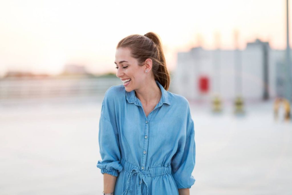 Comment porter la robe en jean avec élégance