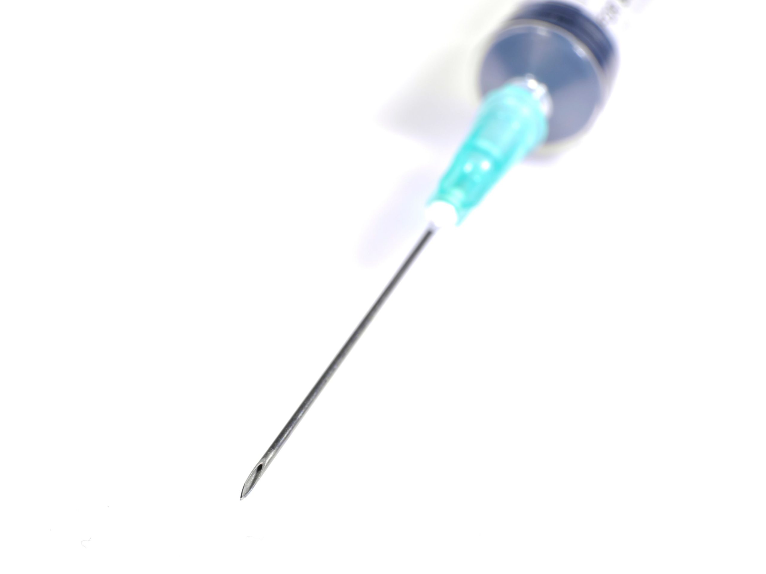 Gros plan sur l aiguille d une seringue de vaccin