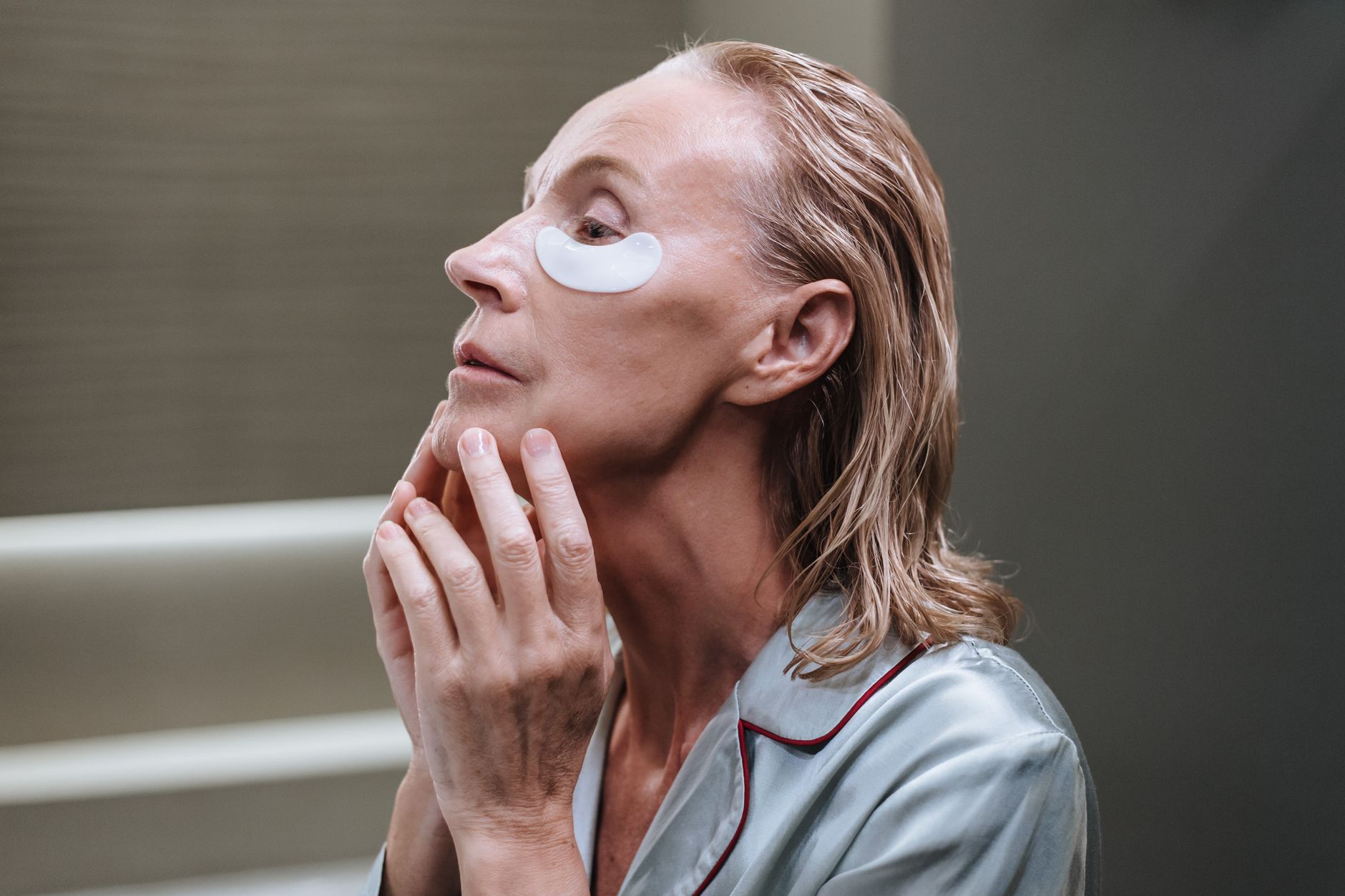 Femme senior appliquant des patchs contour des yeux