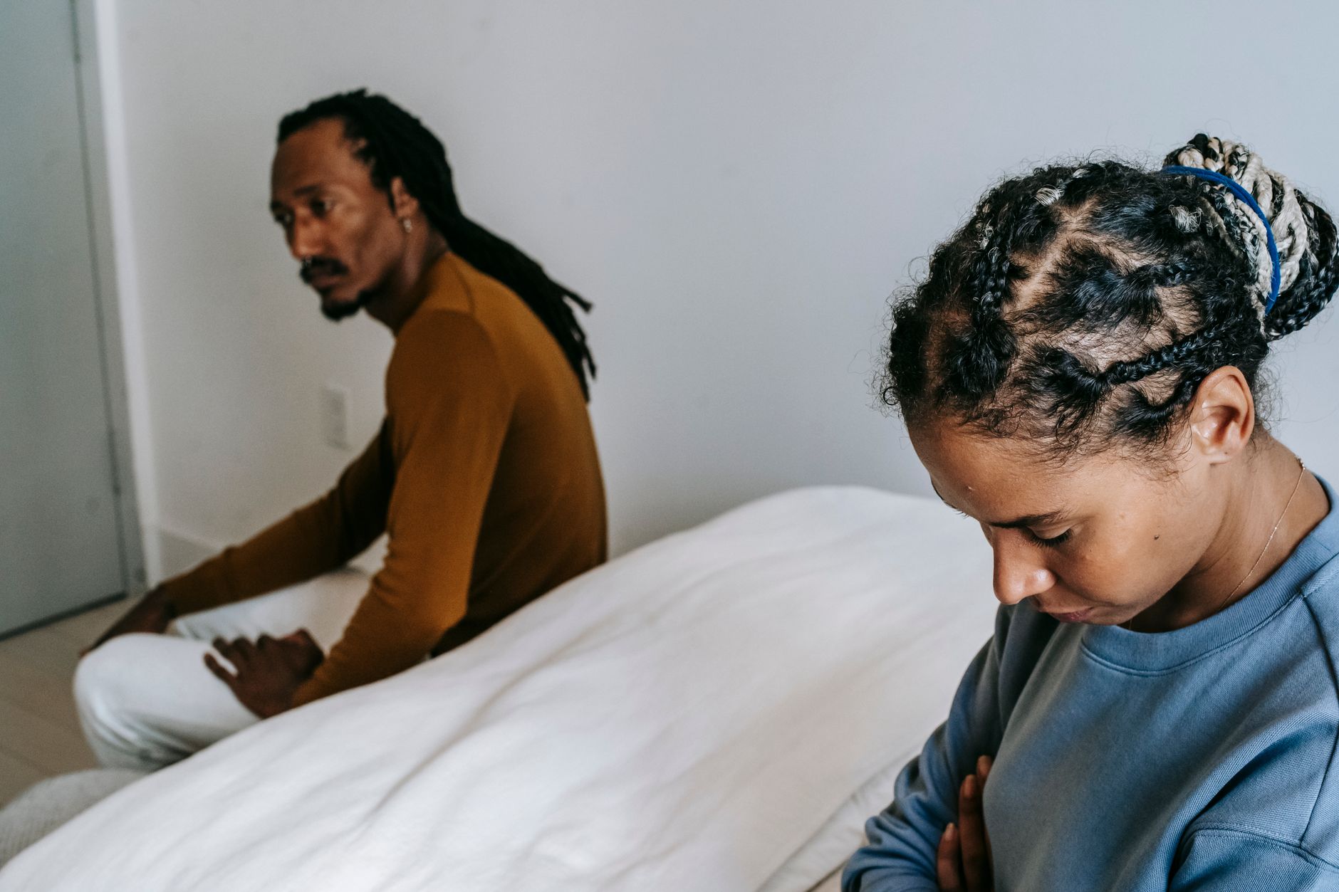 Couple en désaccord assis sur un canapé