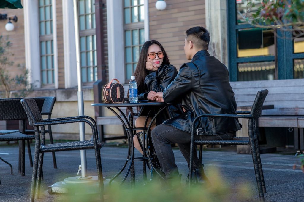 Couple partageant un moment de complicité en soirée