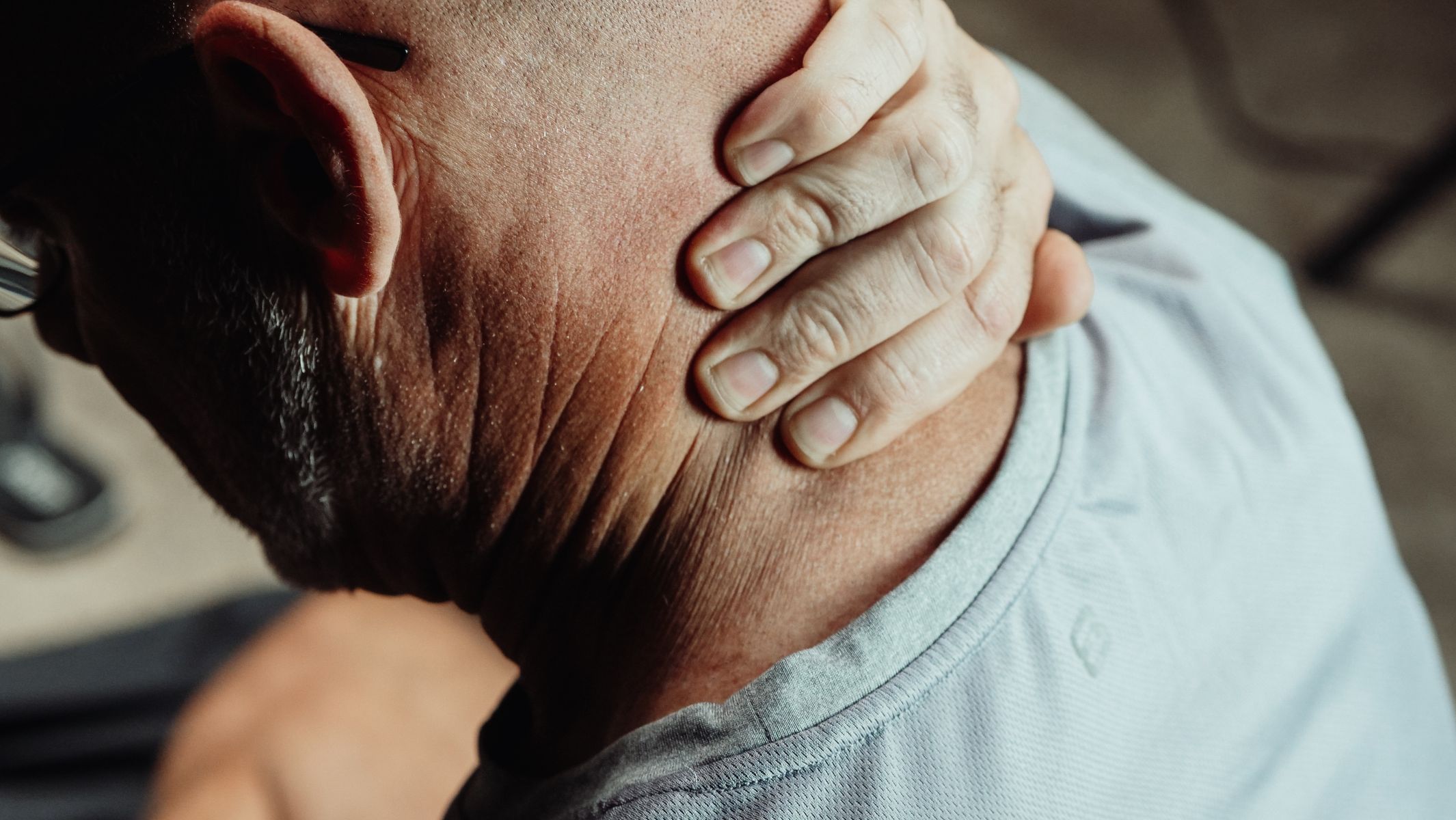 Homme se tenant la nuque a cause d une douleur articulaire