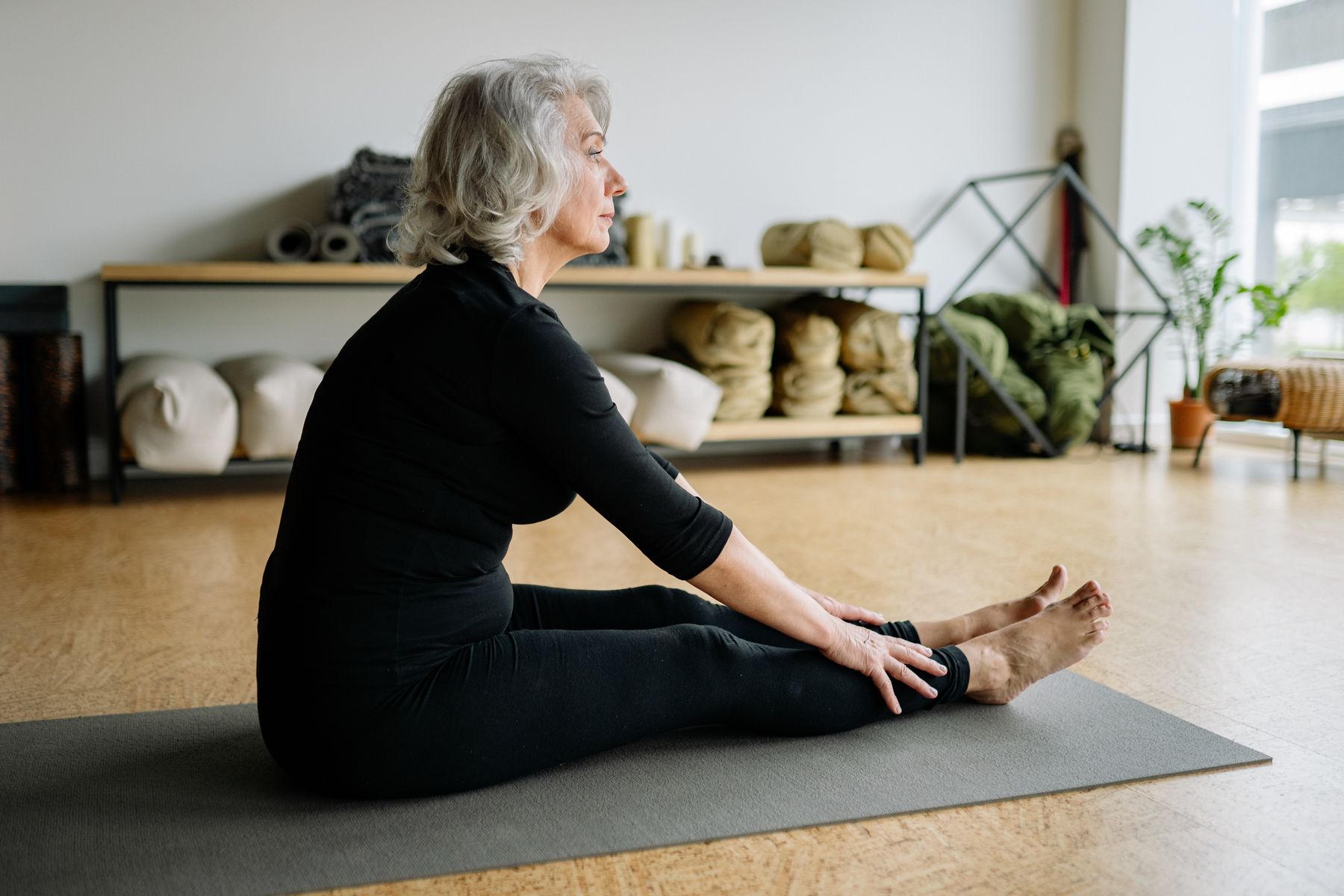 Femme senior faisant des etirements pour ses articulations