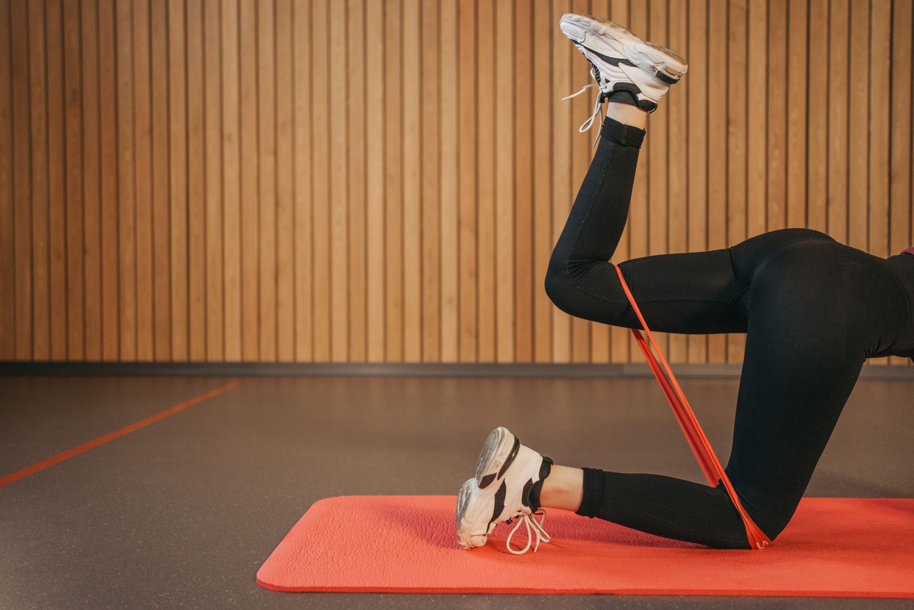 Exercice avec bande élastique sur tapis de sol