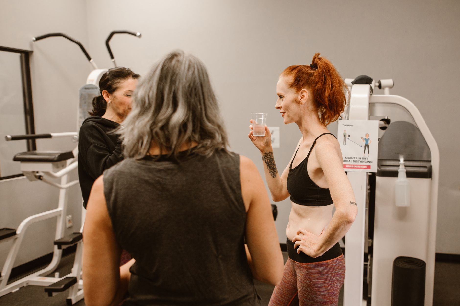 Trois femmes qui échangent après une séance de sport