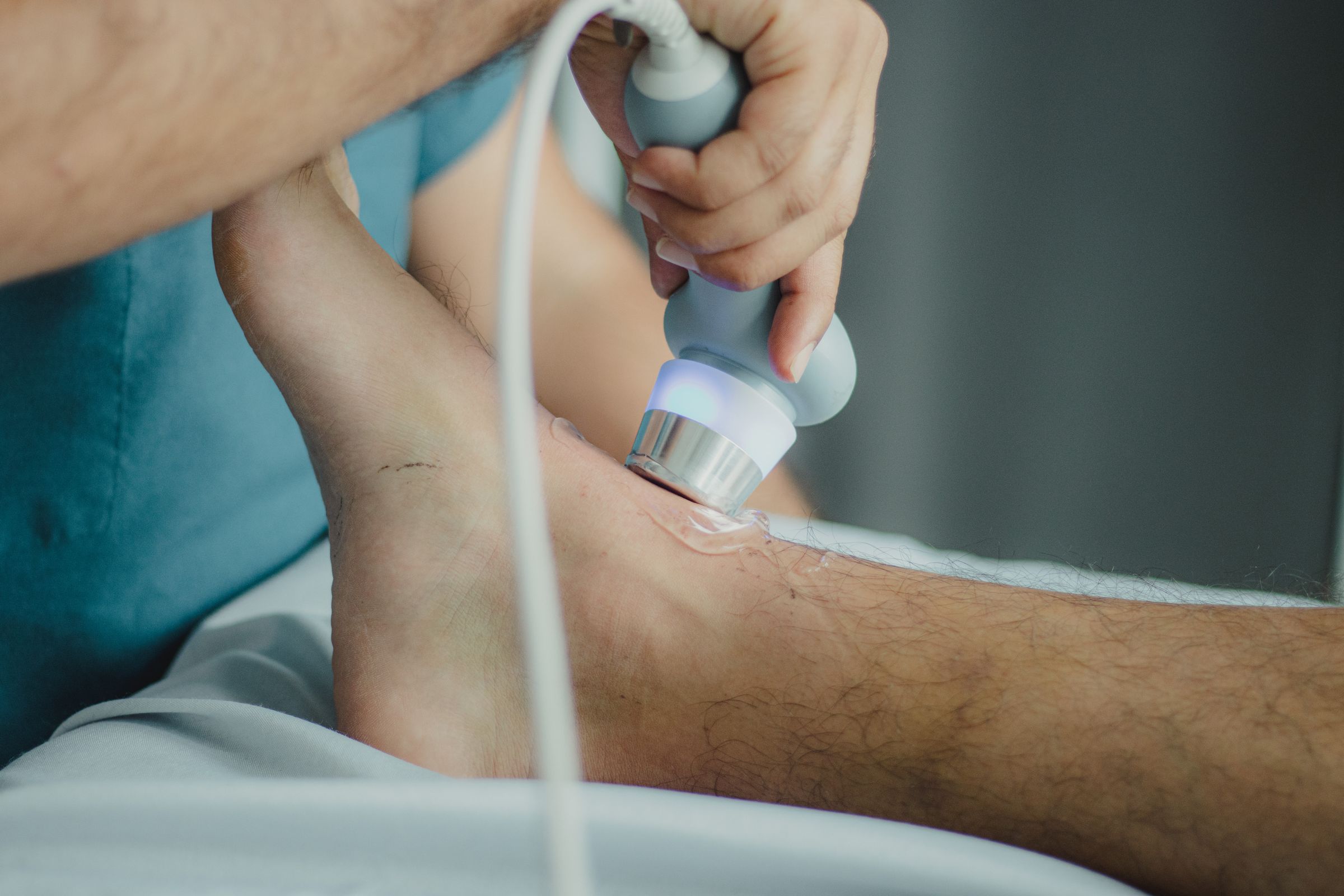 Kinésithérapeute traitant un tendon aux ultrasons