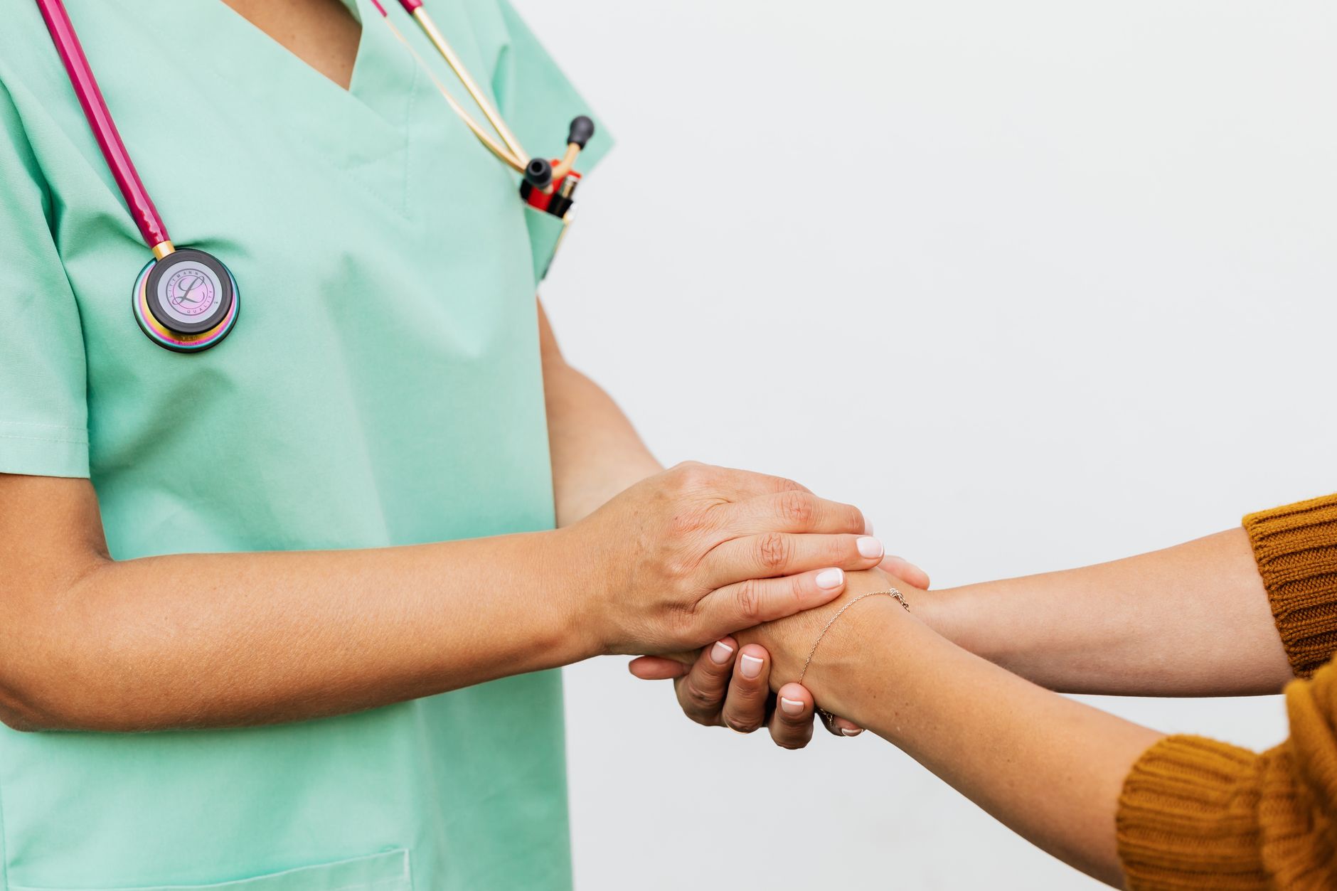 Main d un soignant tenant celle d un patient en signe de confiance
