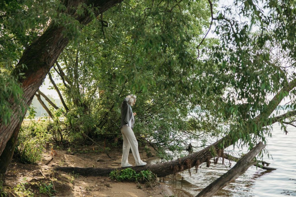 Marche active en extérieur au bord de l'eau