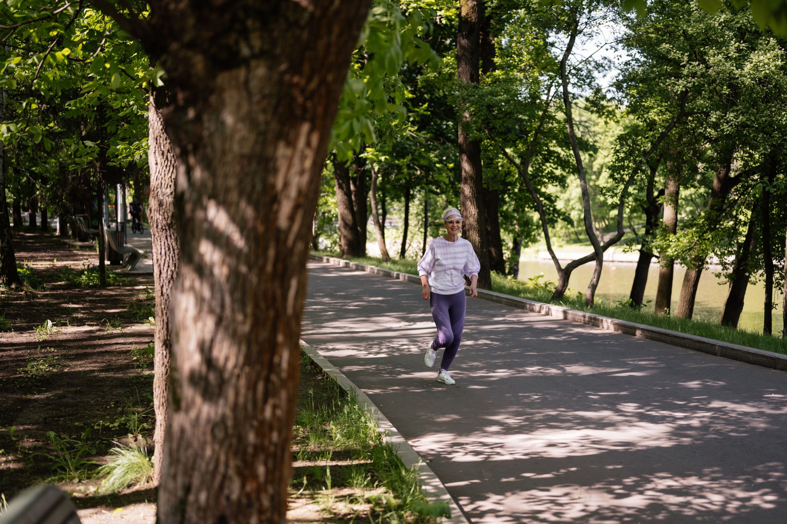 Femme qui marche en extérieur pour faire baisser son taux de triglycérides