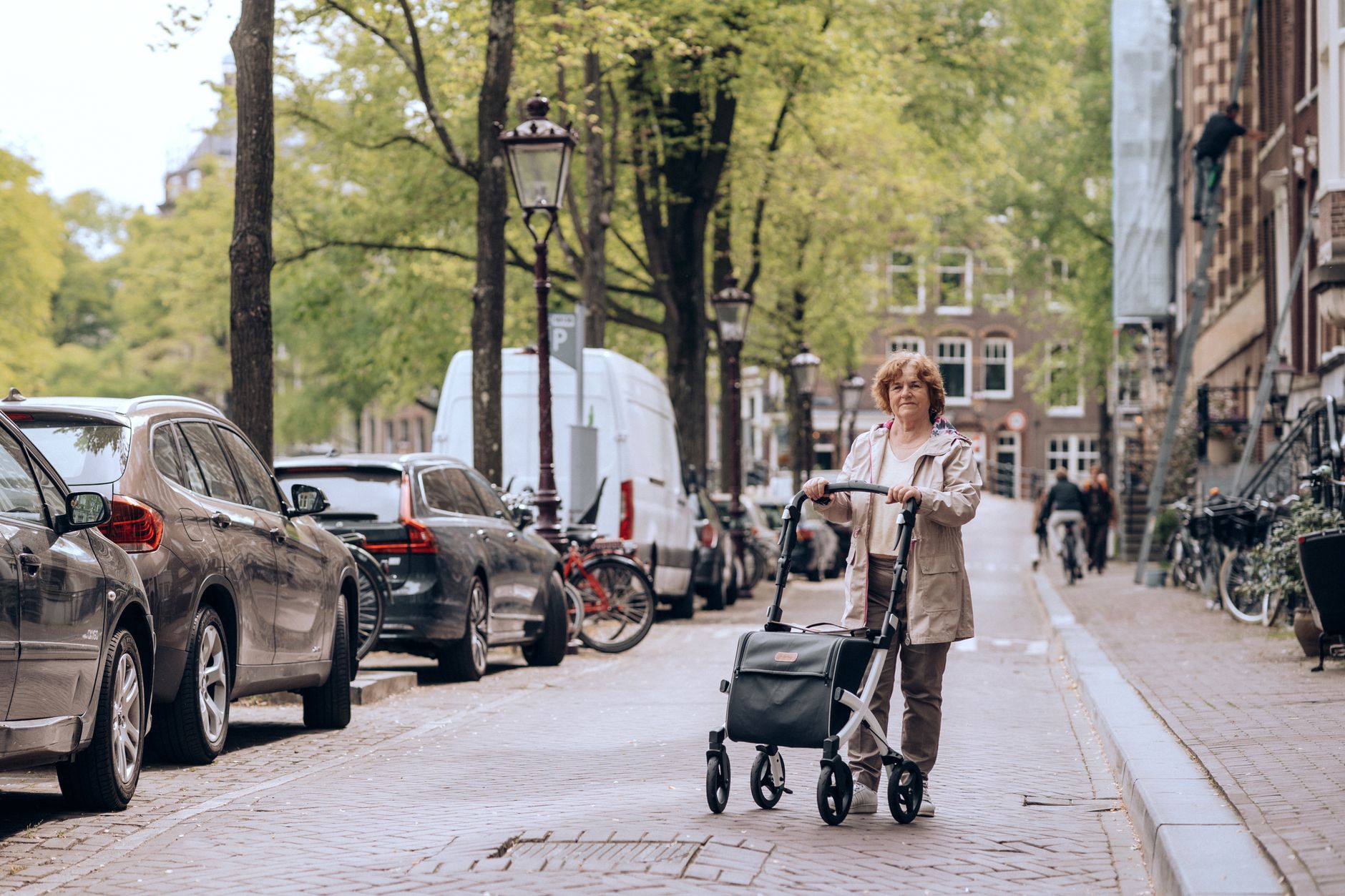 Marche assistée par un déambulateur en ville