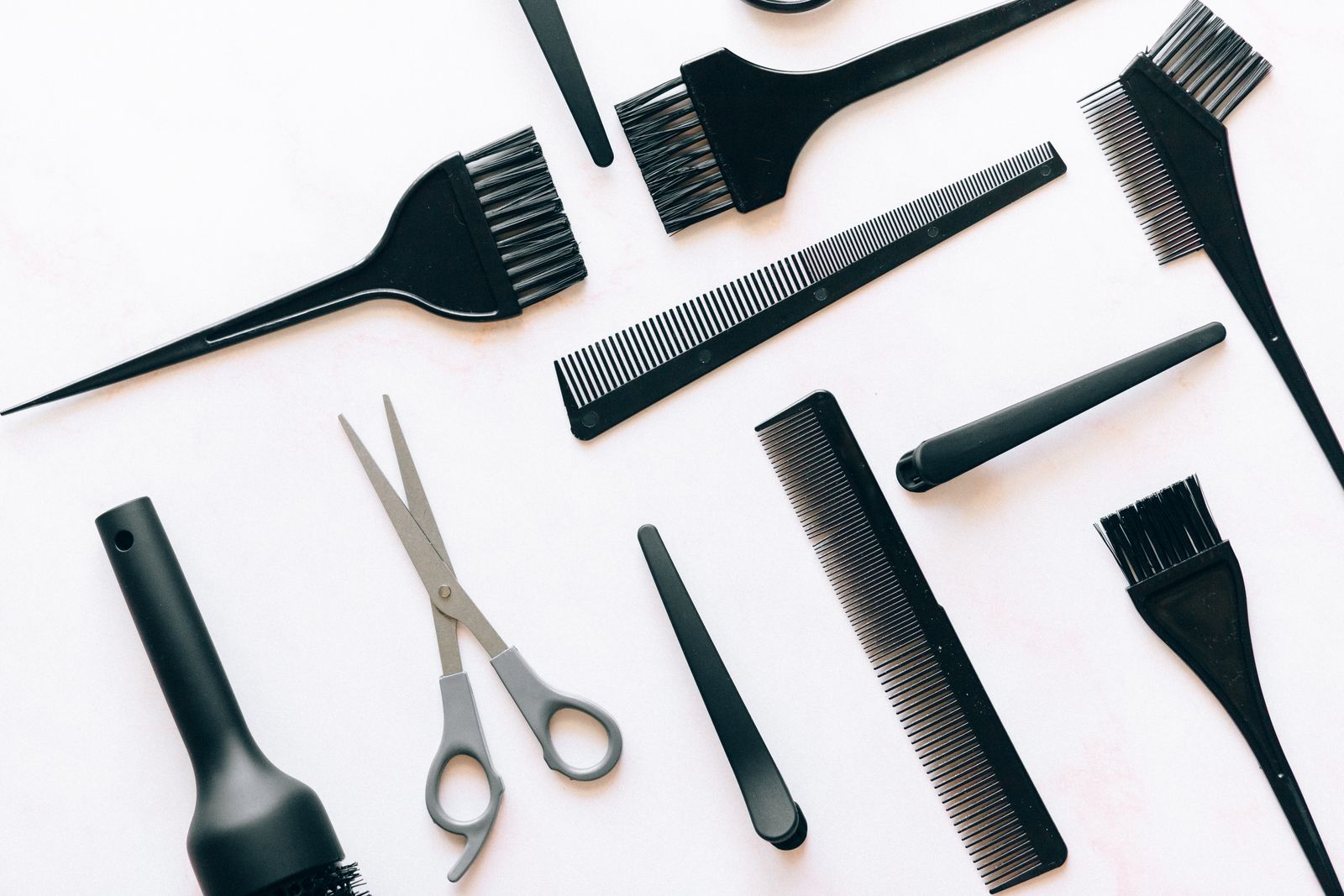Matériel de coiffure professionnel : brosses, peignes et ciseaux