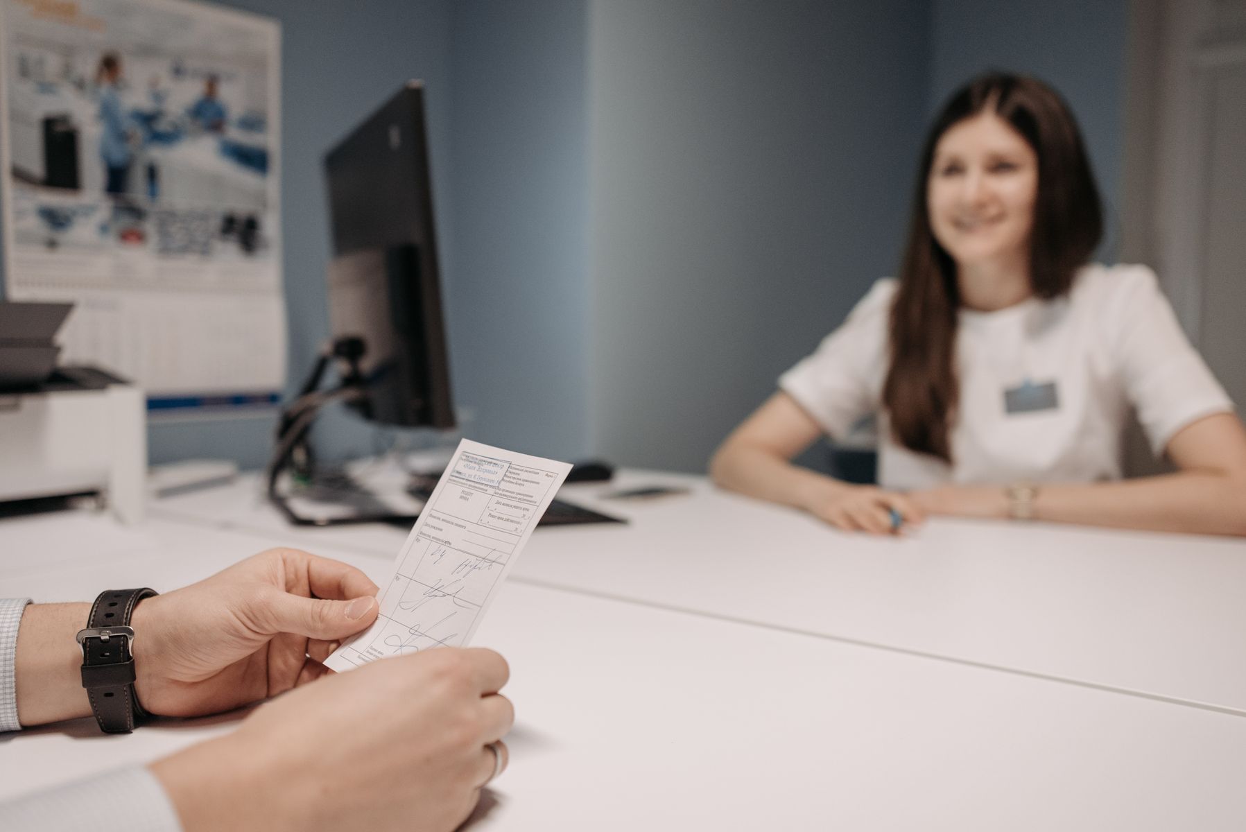 Medecin echangeant avec sa patiente en cabinet