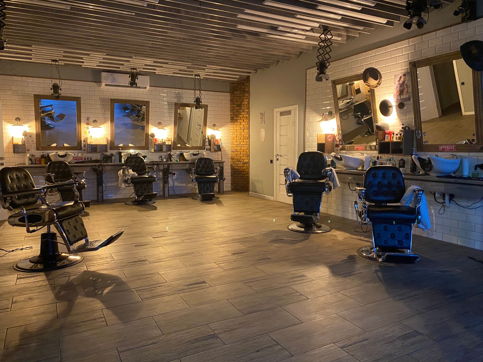 Mobilier de salon de coiffure avec fauteuils et miroirs