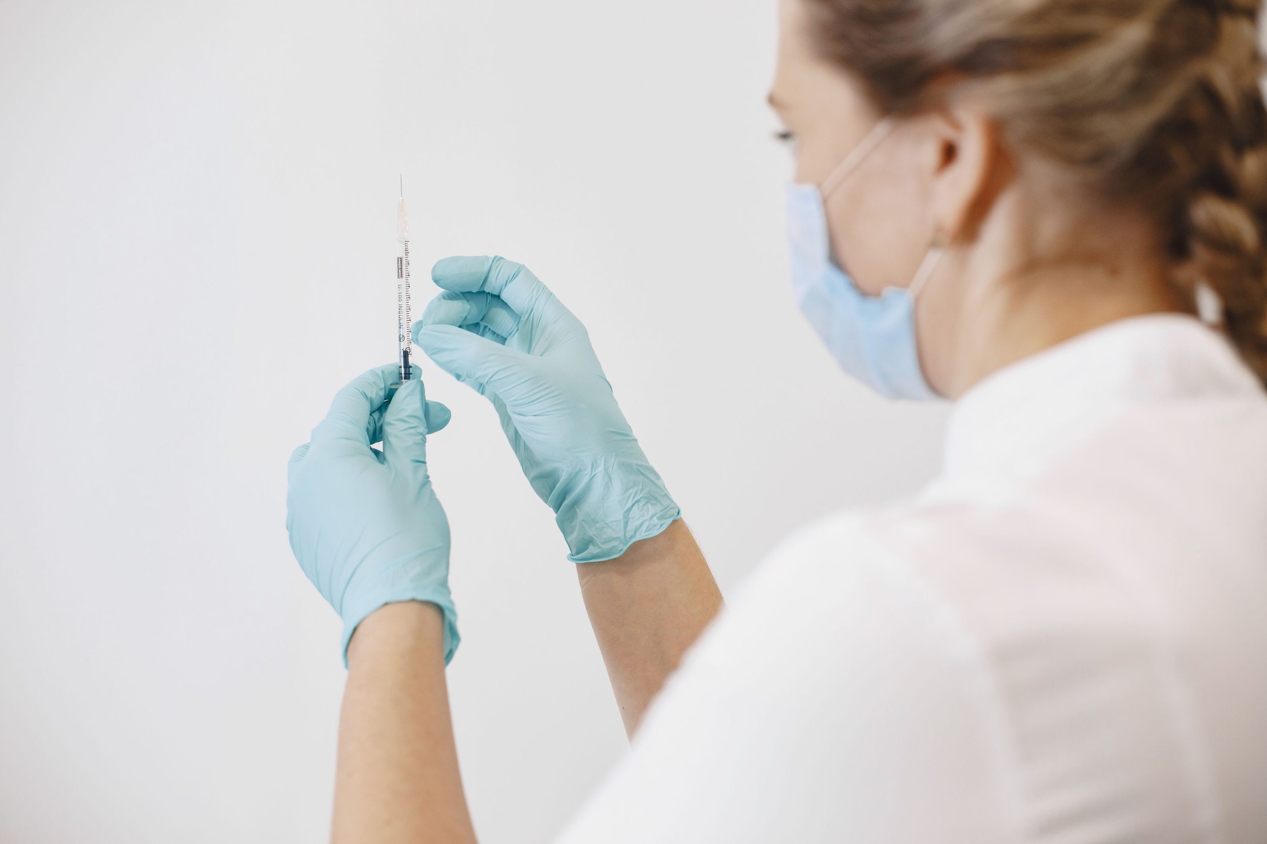 Soignant préparant une seringue de vaccin antigrippal