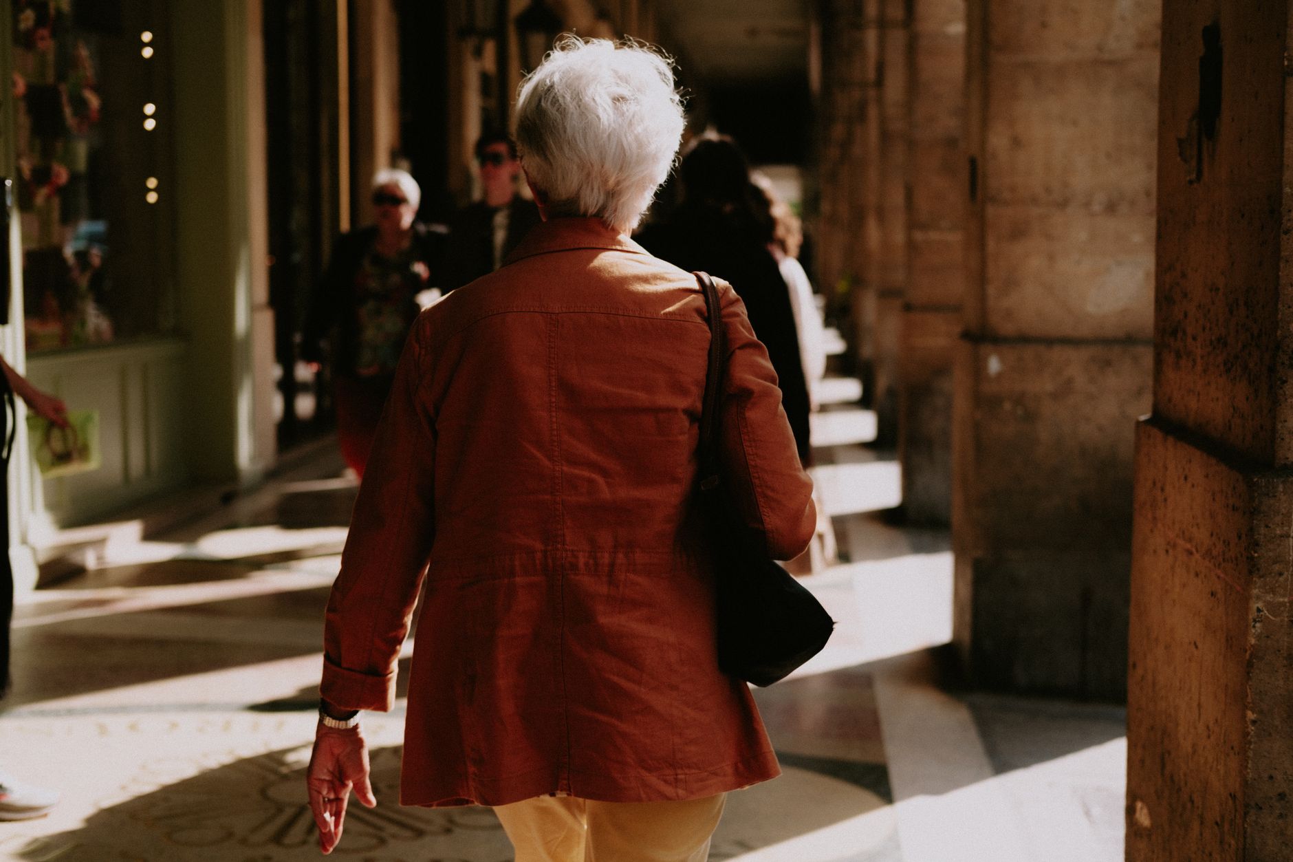 Promenade quotidienne sous une galerie urbaine