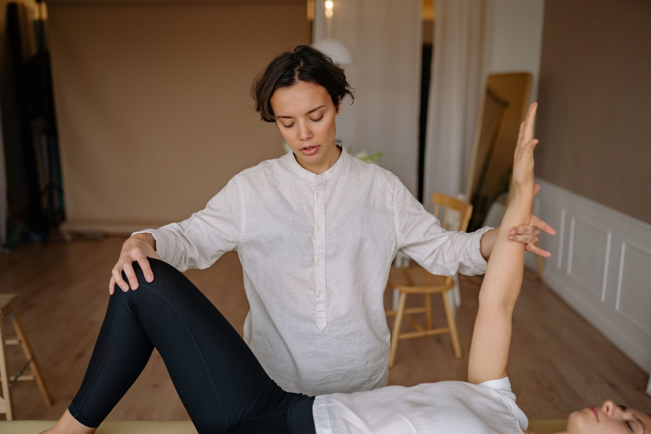 Praticien qui accompagne un patient pendant une séance