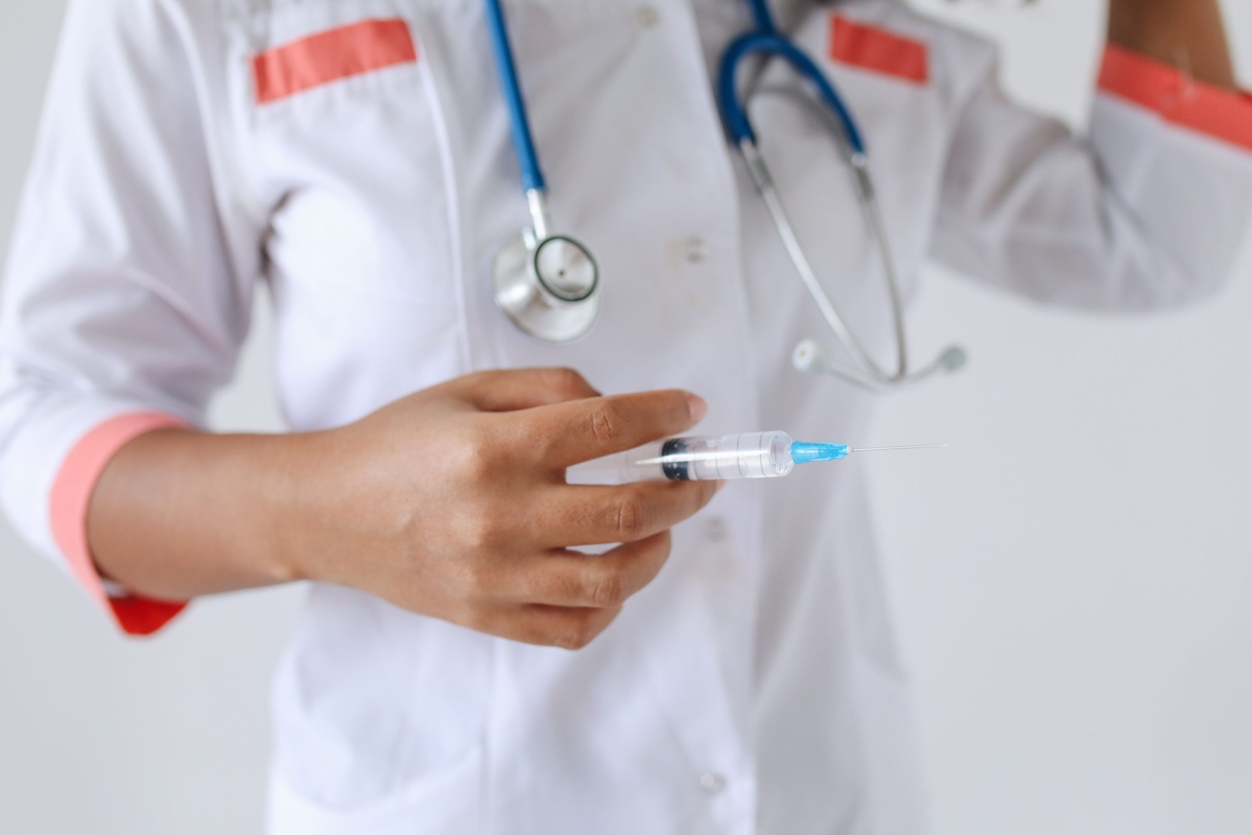Médecin tenant une seringue prête pour l injection
