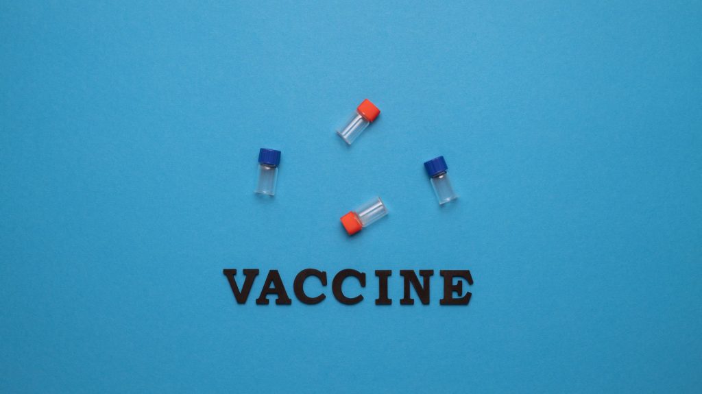 Flacons de vaccin sur fond bleu