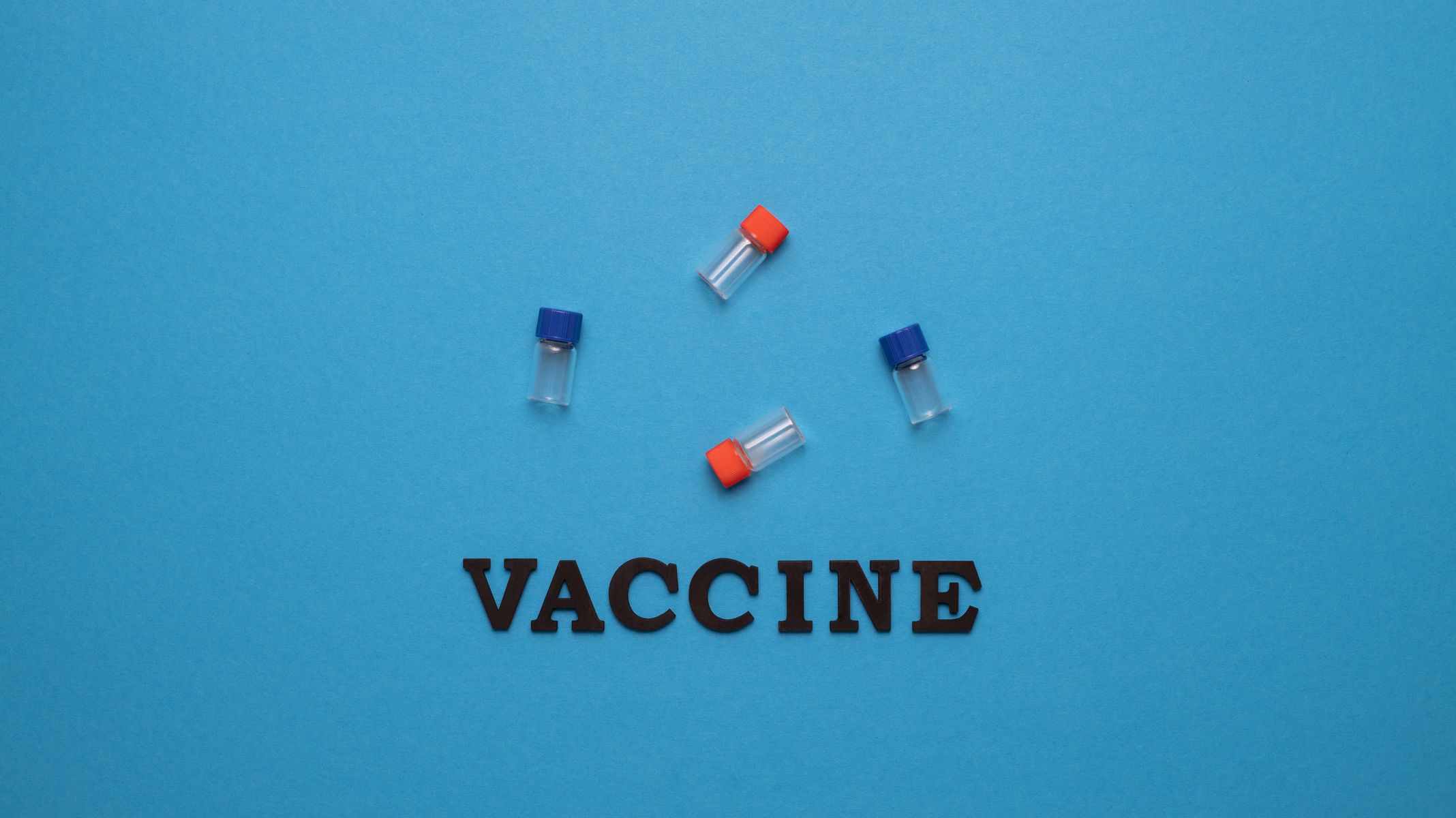 Flacons de vaccin sur fond bleu