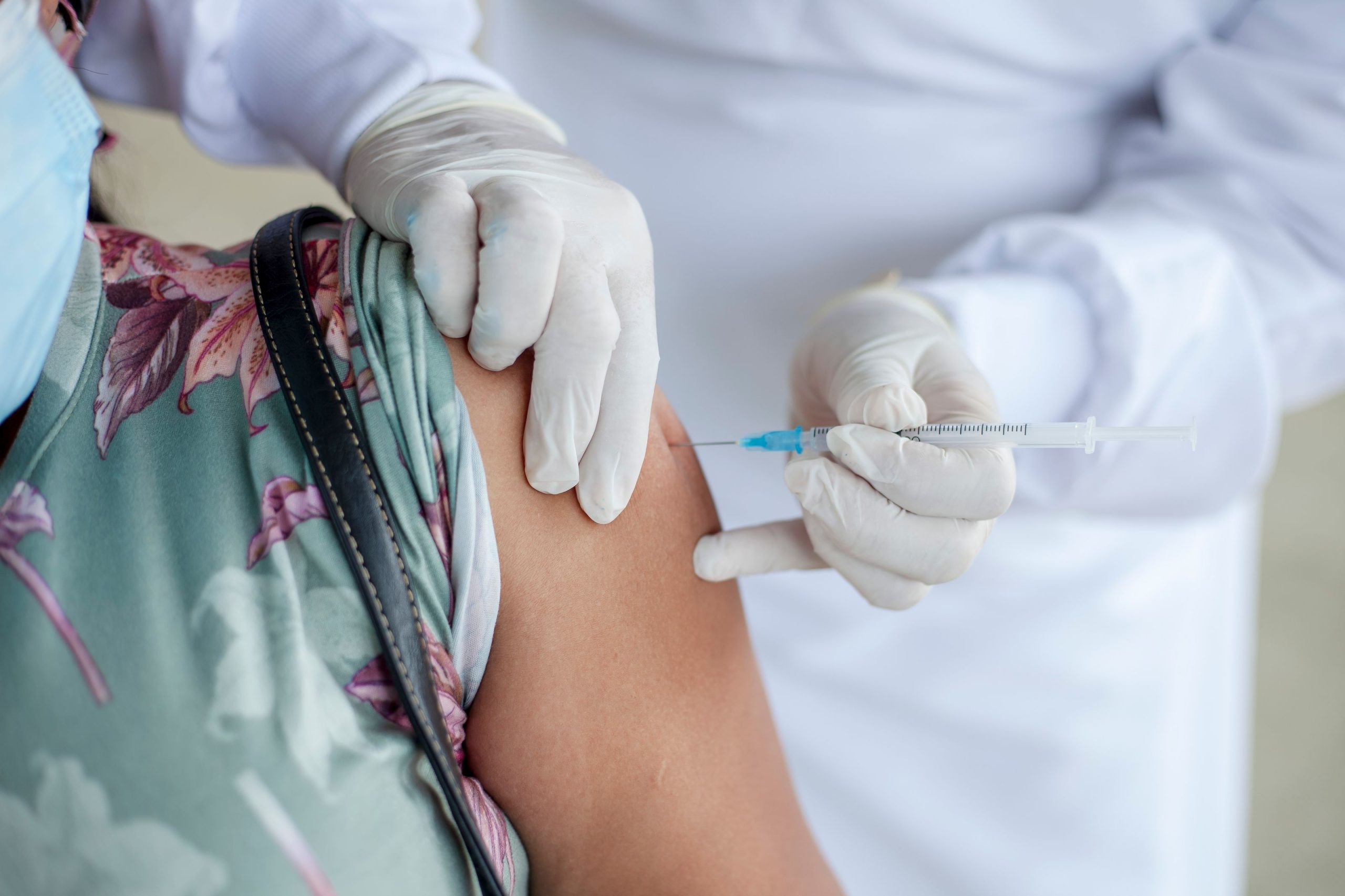 Professionnel de santé faisant un vaccin contre la grippe
