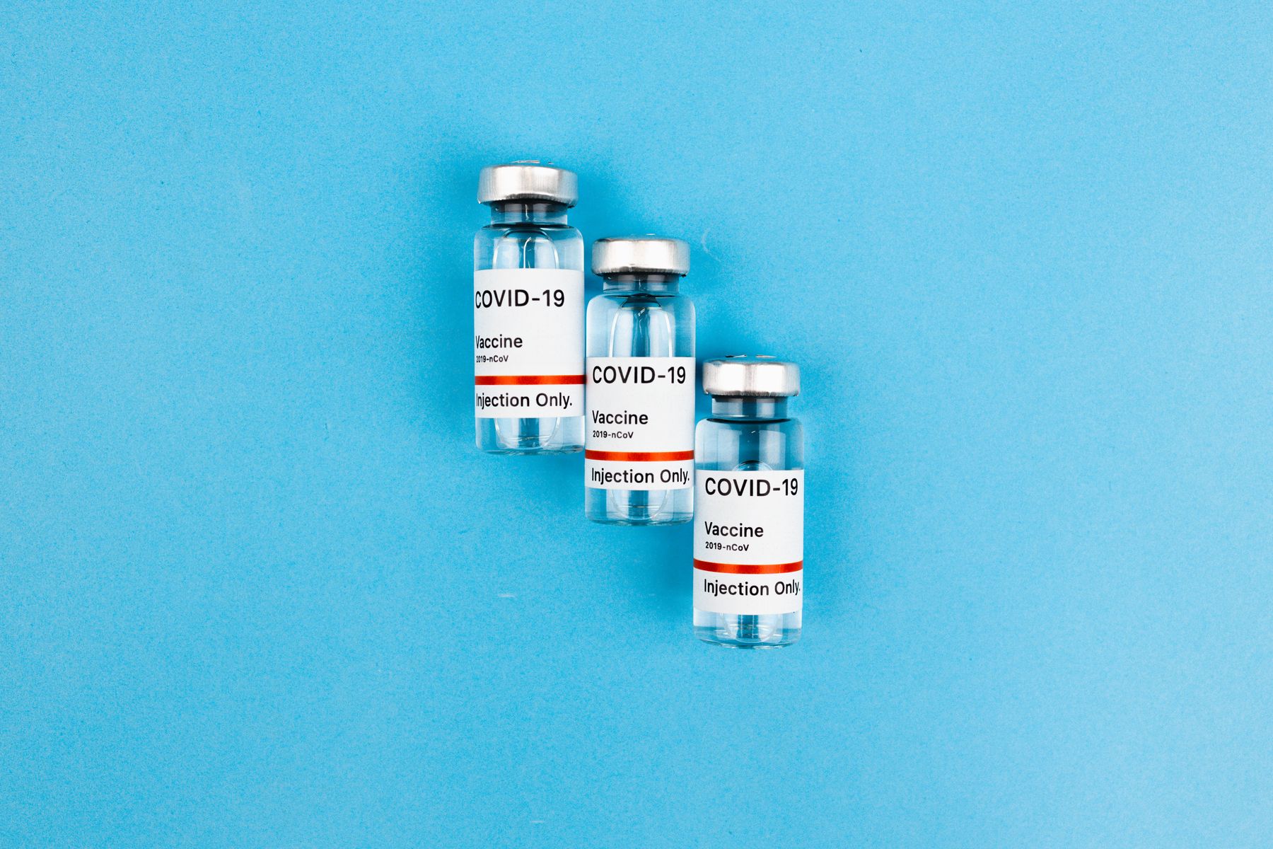 Vaccins Covid-19 étiquetés sur fond bleu