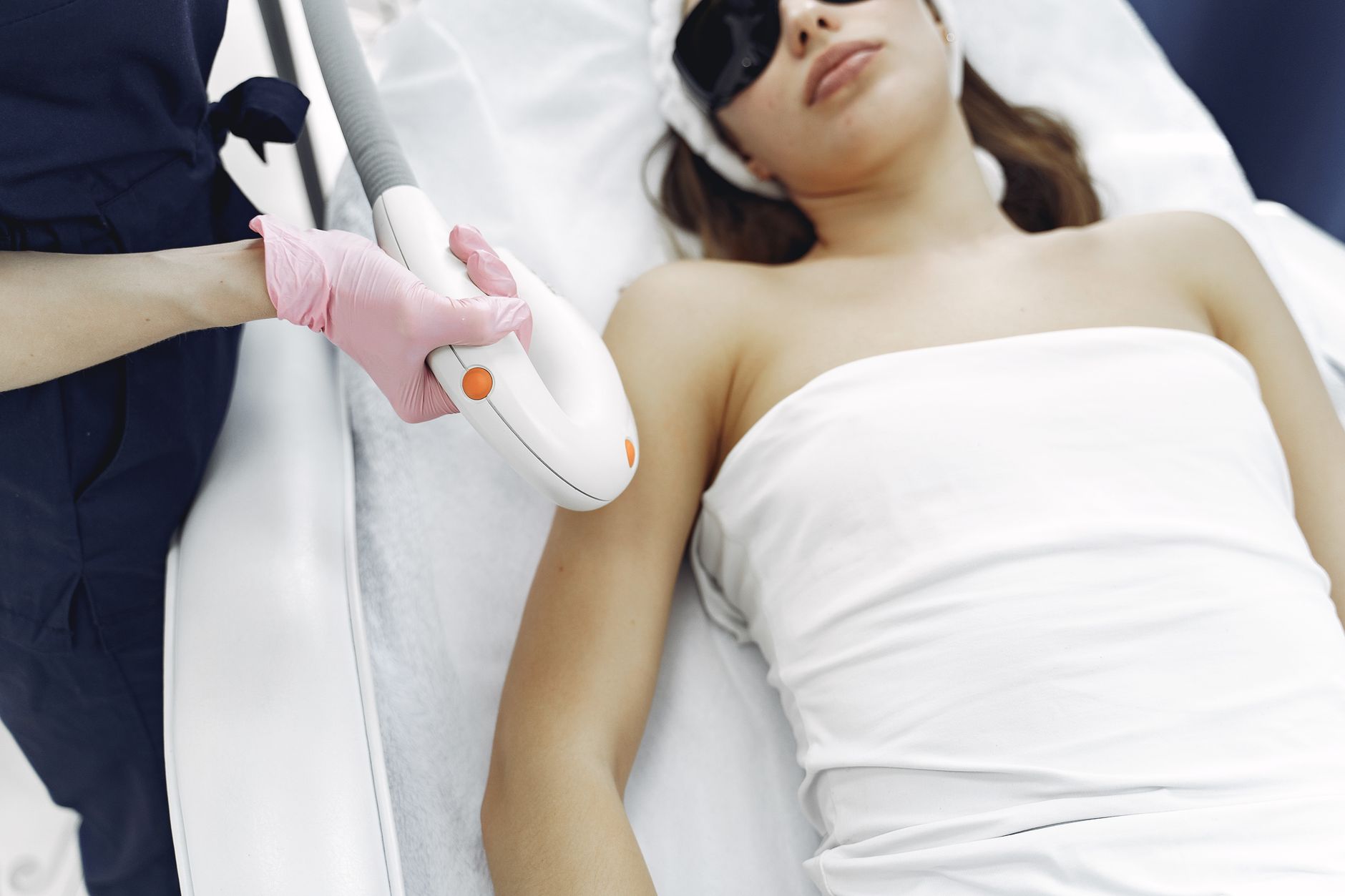 Cosmétologue manipulant un appareil de soin laser