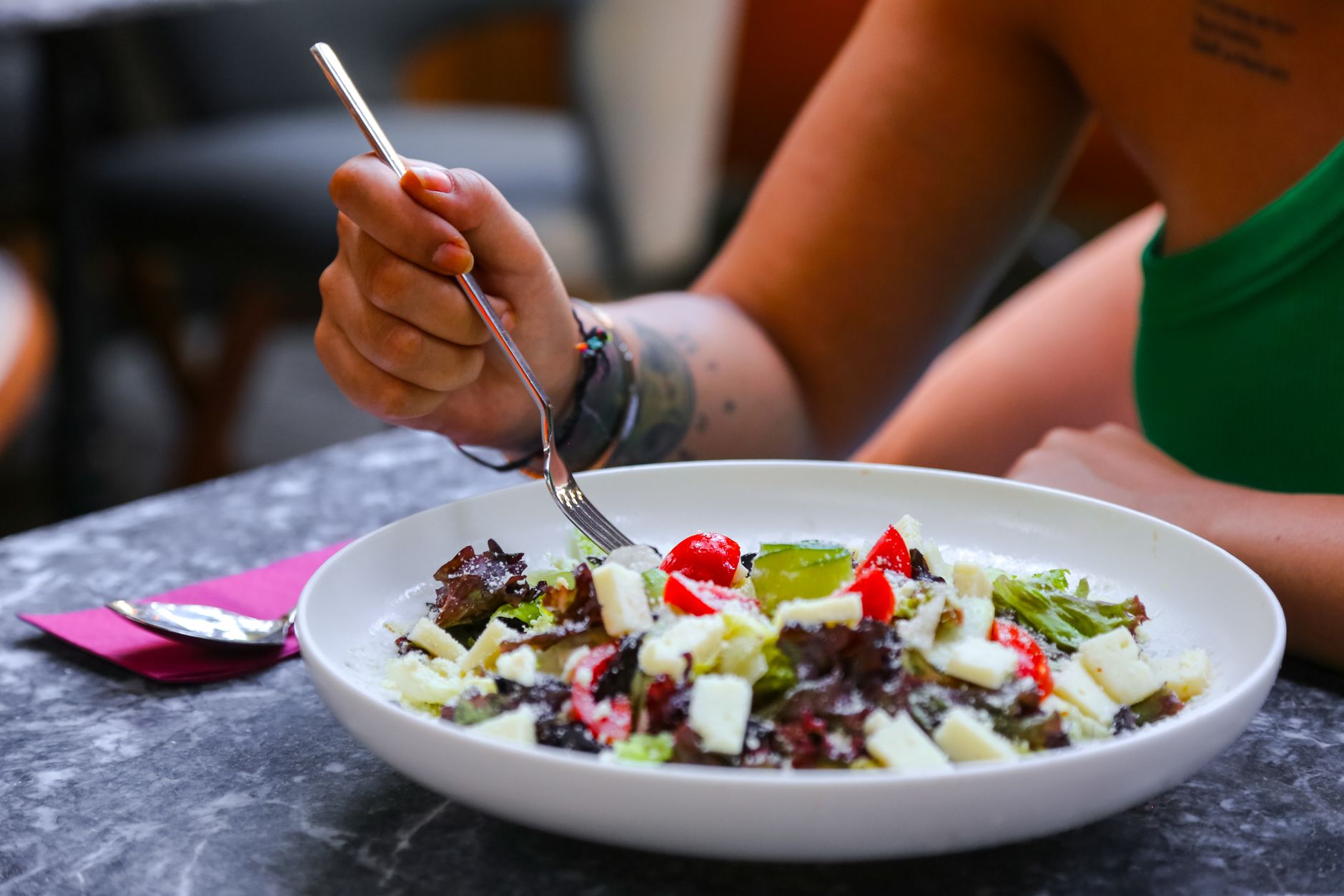 Femme savourant un repas équilibré