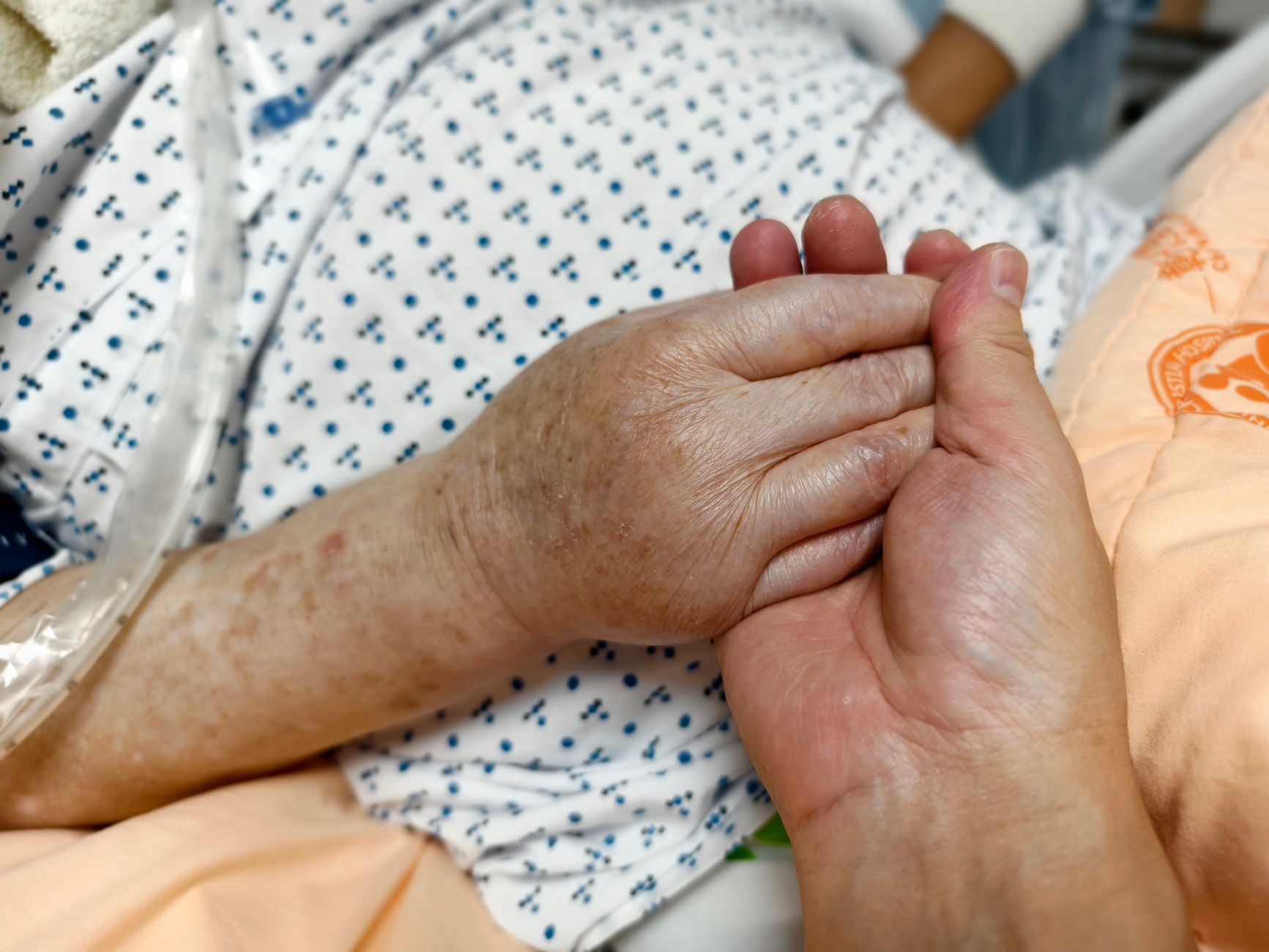 Mains jointes en soutien à l’hôpital
