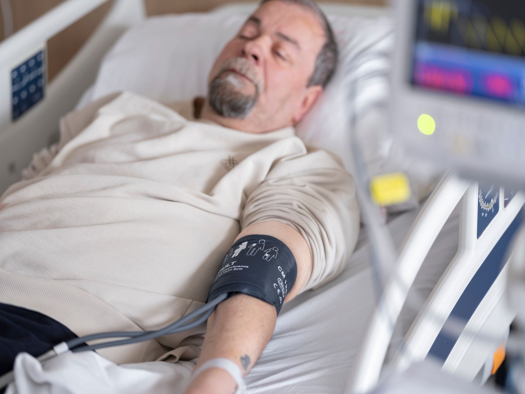 Patient âgé hospitalisé avec tensiomètre