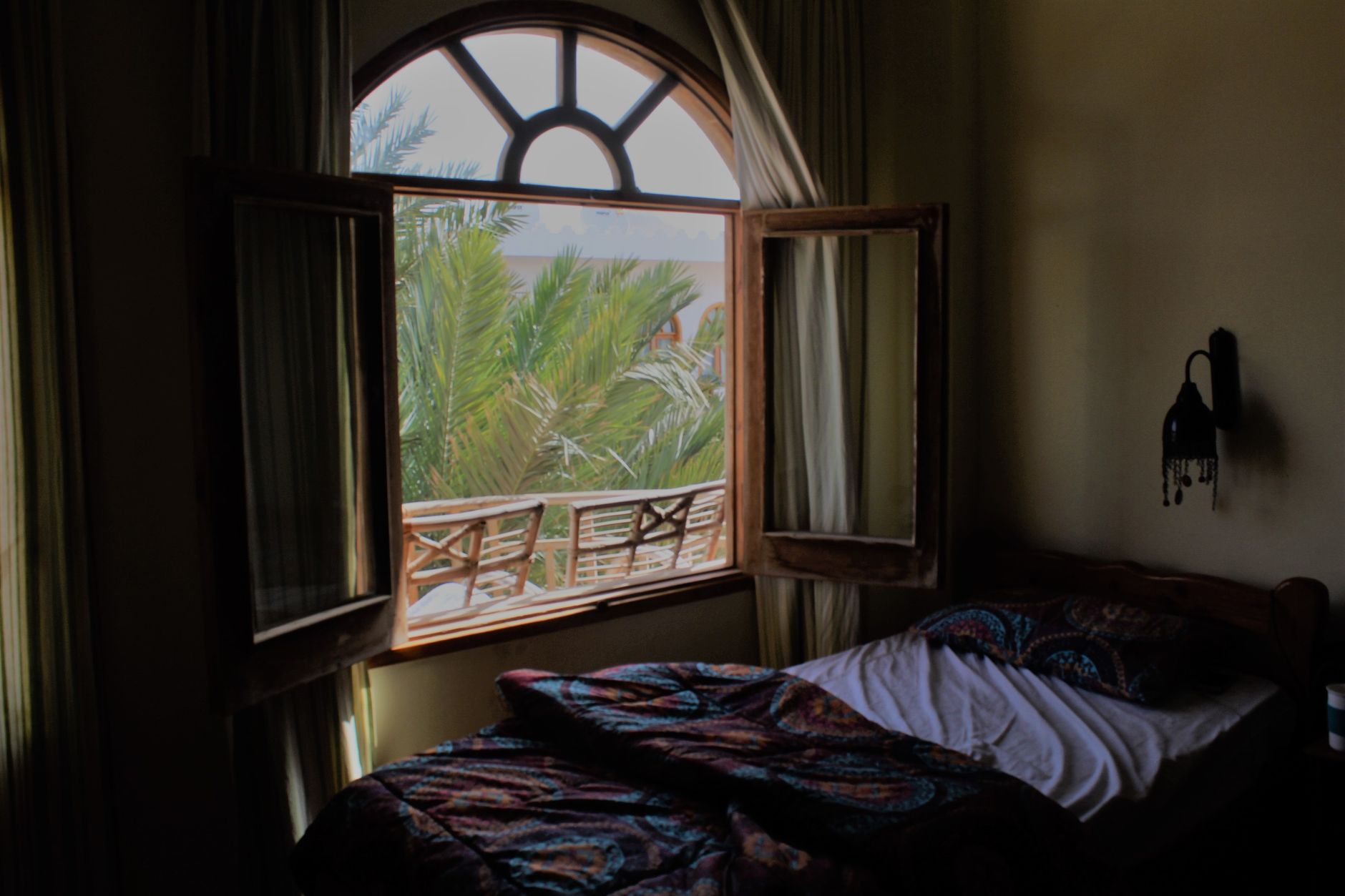 Chambre calme baignée de lumière douce