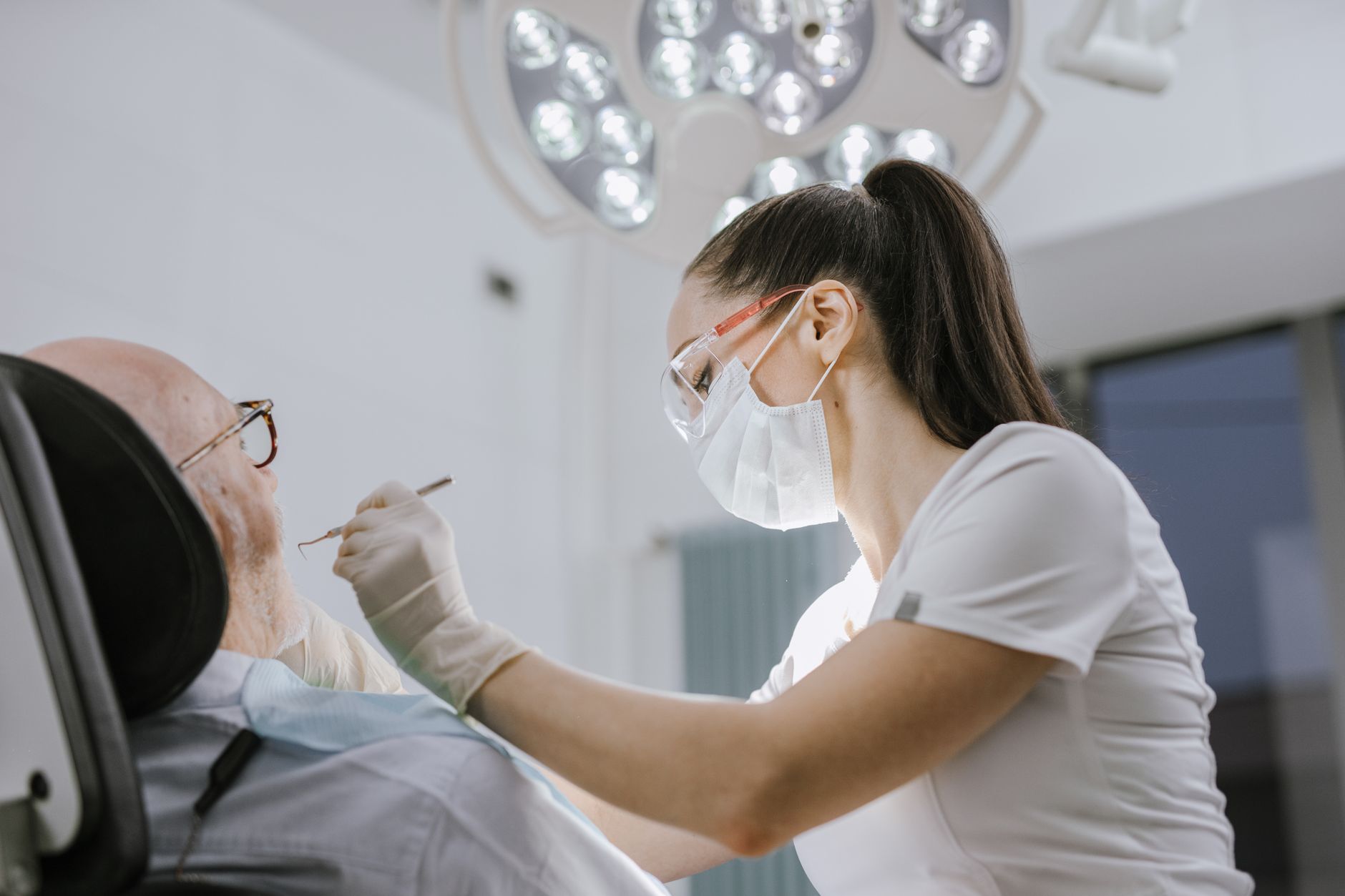 Dentiste au travail dans un cabinet moderne