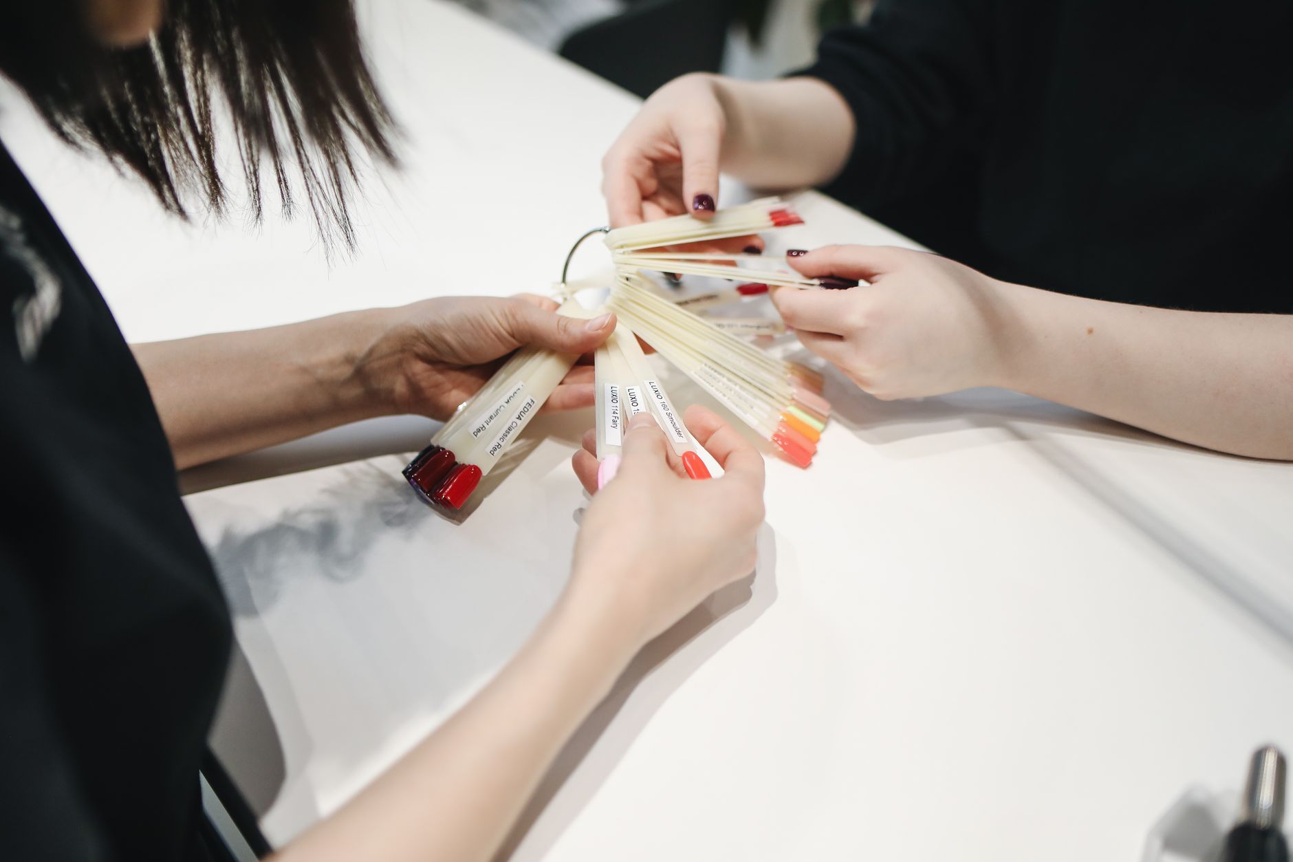 Choix de couleurs de vernis dans un salon