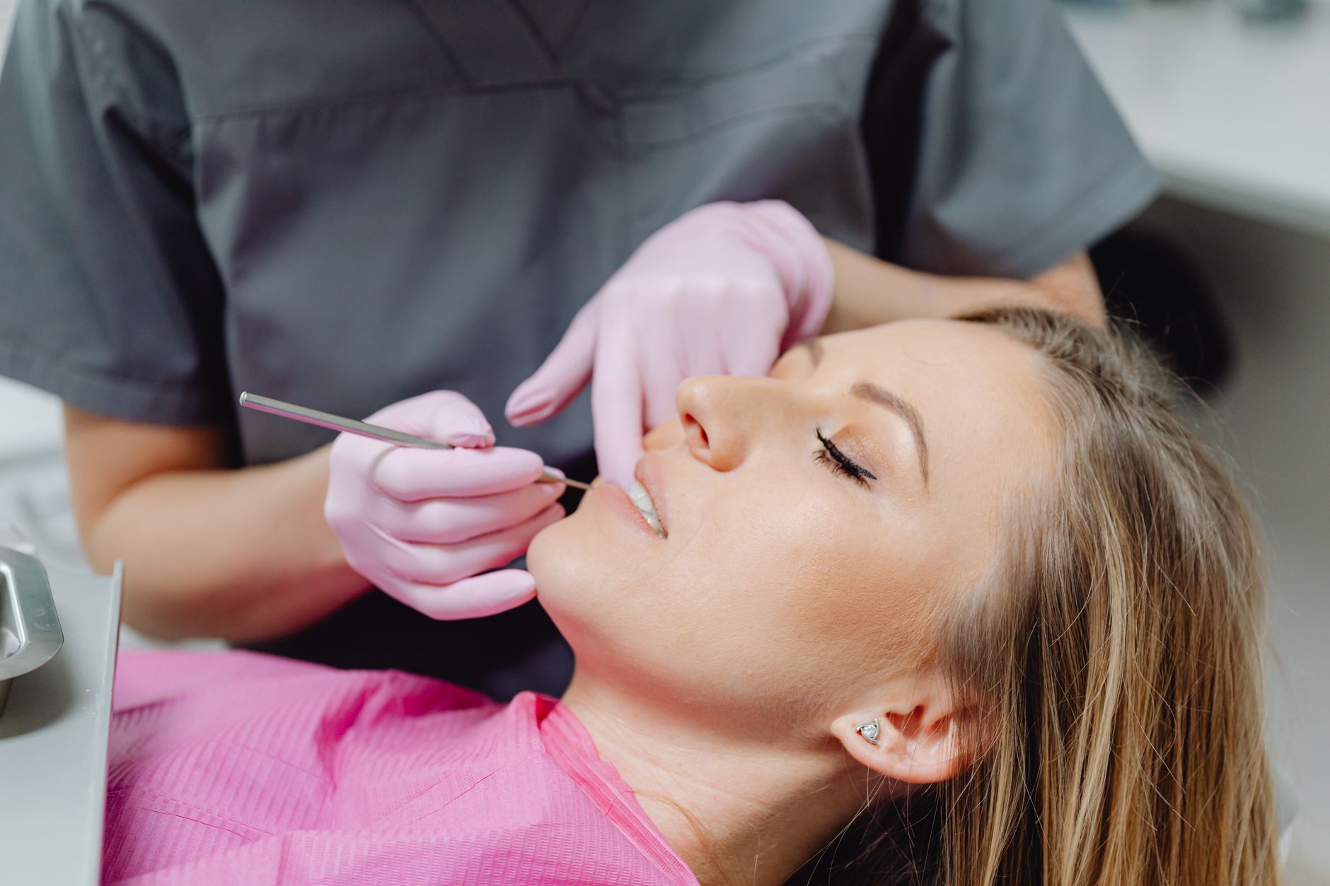 Patiente examinée par un dentiste sous lumière de soin