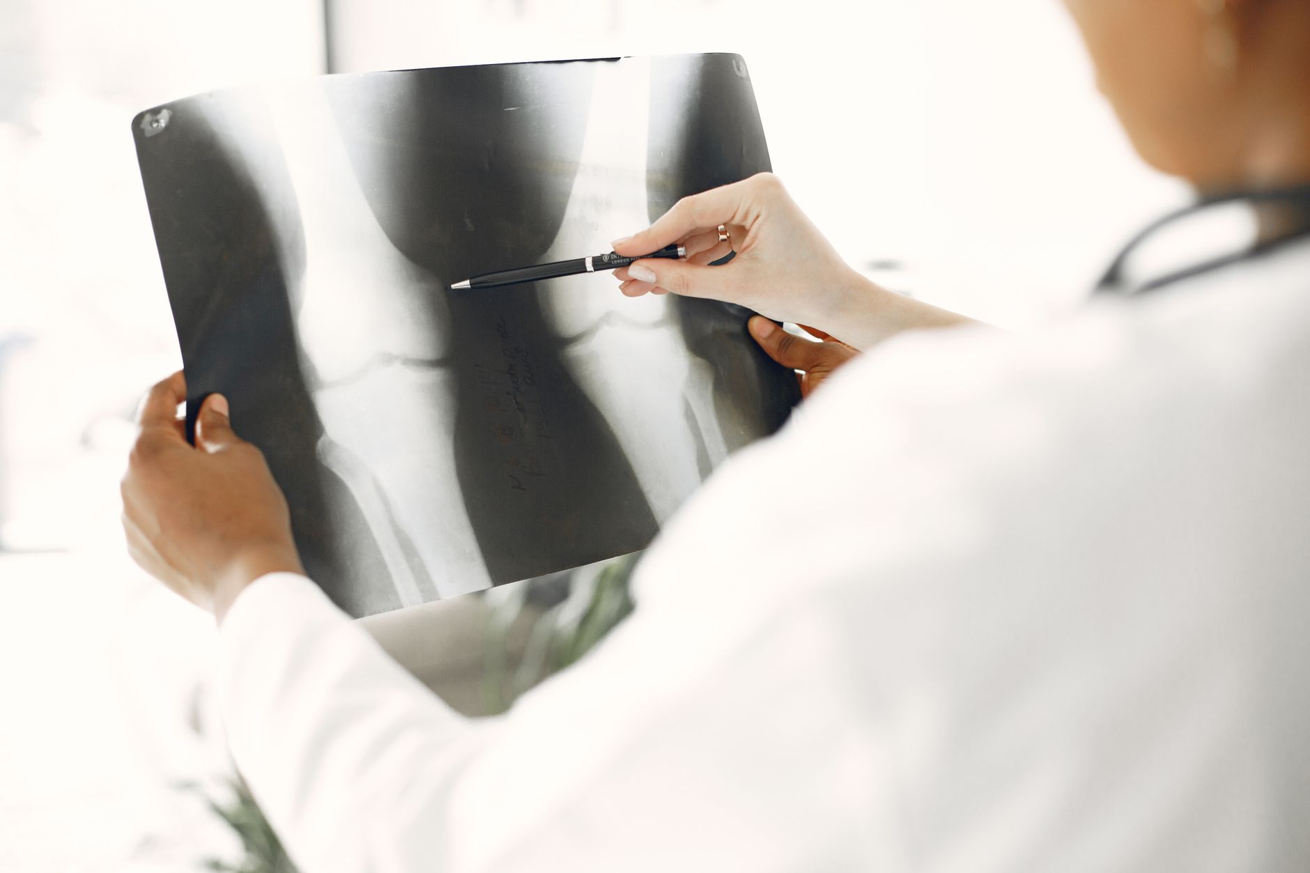 Radiographie du pied examinée par un professionnel de santé